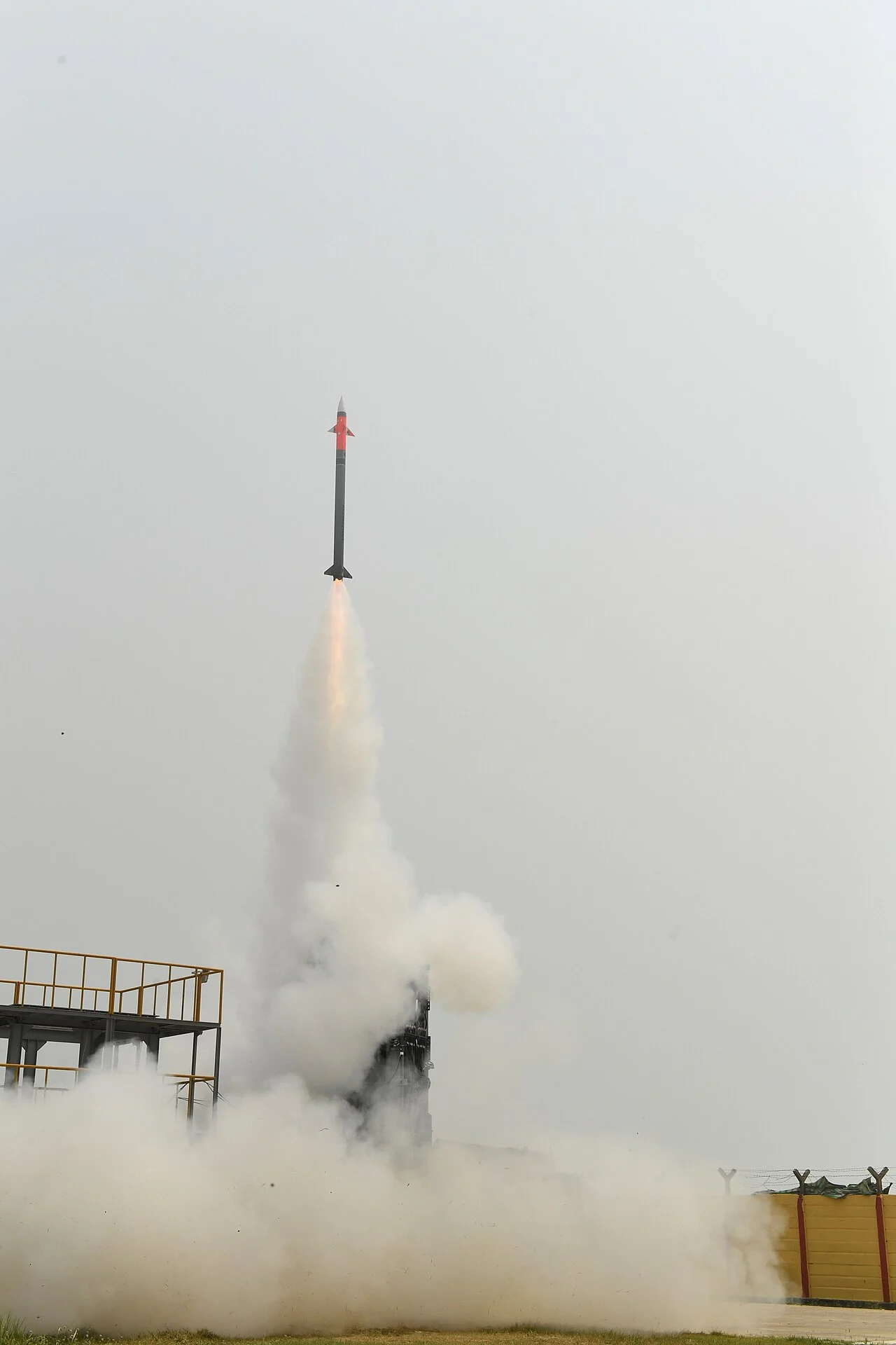 Un missile Barak-8 MR-SAM de l'armée indienne est tiré lors d'un essai contre une cible aérienne