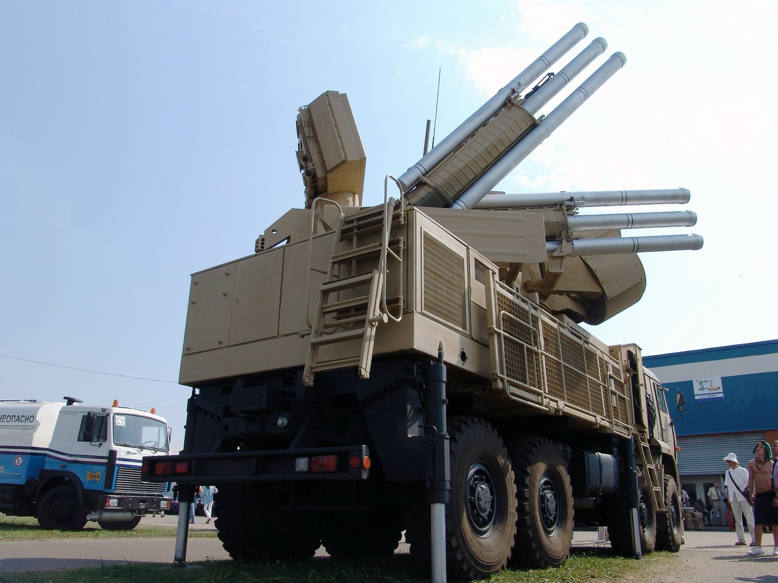 Desert-coloured Pantsir-S1 air defence vehicle on display at MAKS 2007