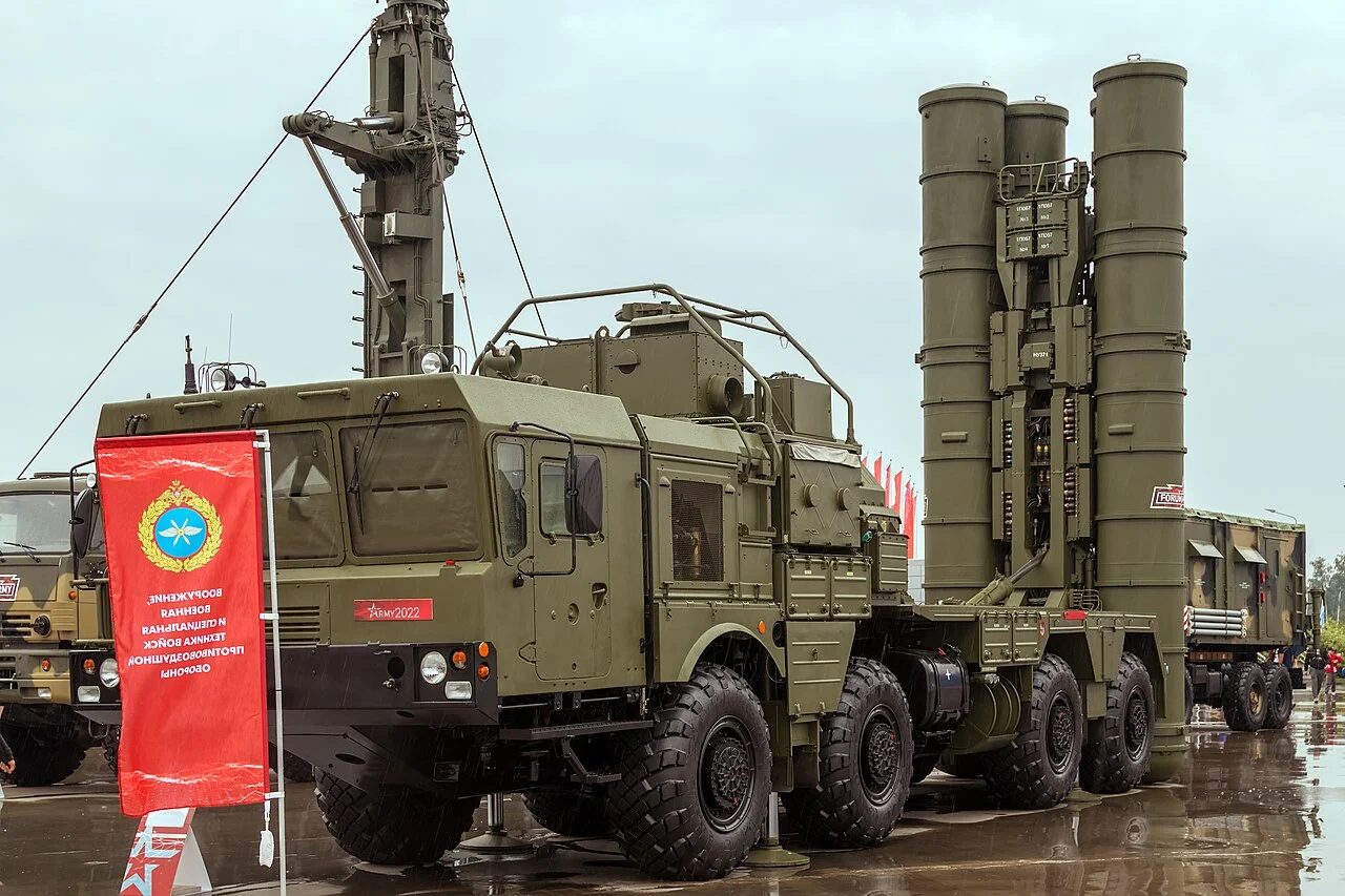 Un lanceur érecteur transporteur S-400 Triumf 51P6 exposé