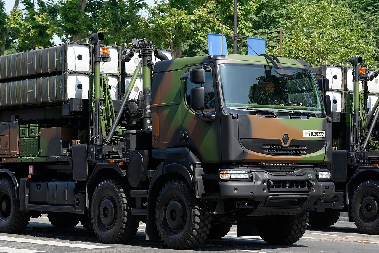 Un lanceur érecteur transporteur SAMP/T Mamba Aster 30 lors d'un défilé à Paris