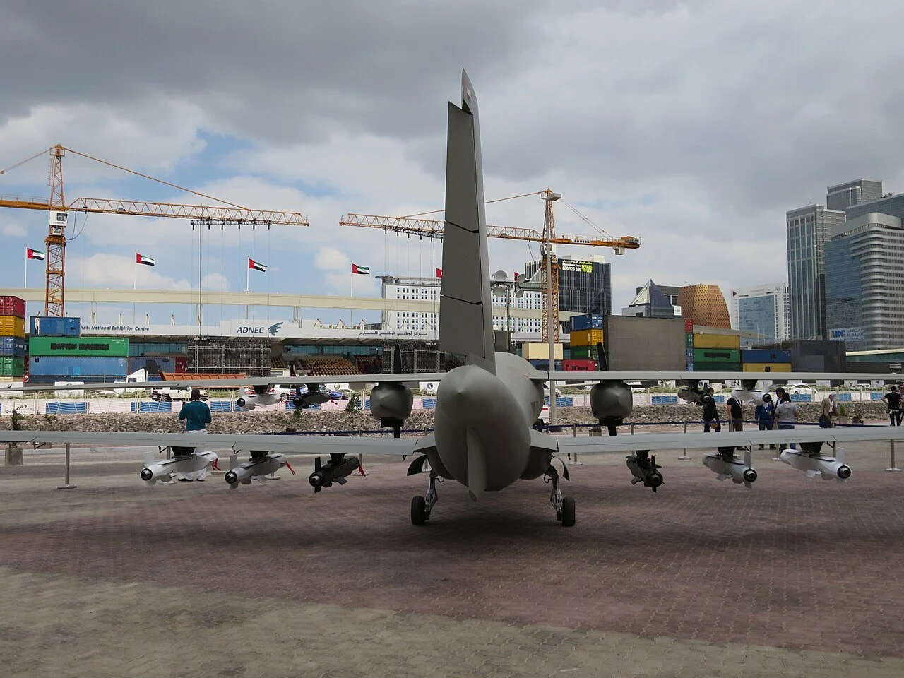 Drone ADCOM Systems Yabhon United 40 exposé lors d'un salon de défense