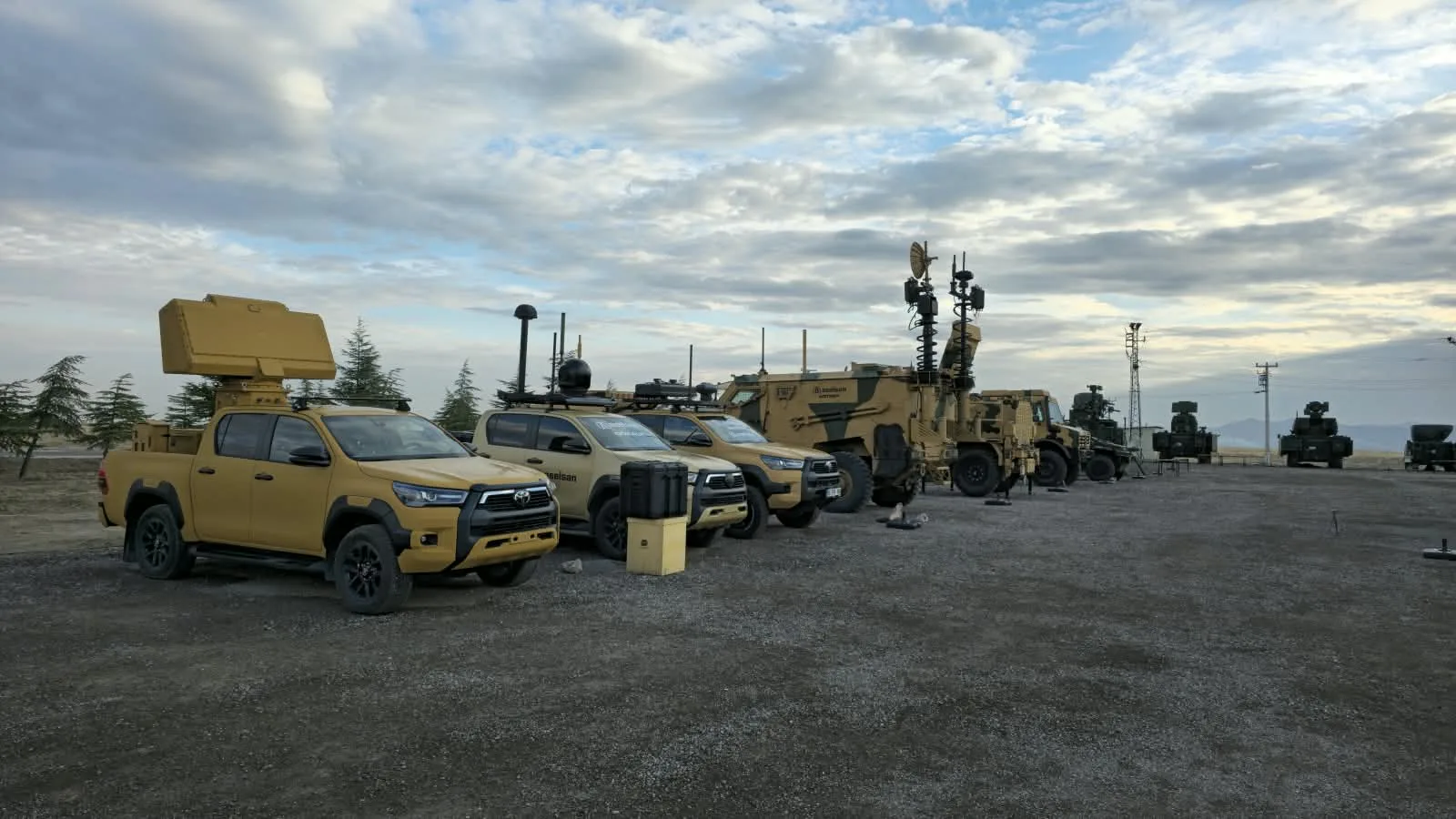Sensor and communications vehicles with radar panels and antenna masts in the ÇELİKKUBBE Experience Area. Photo: Envanter Medya