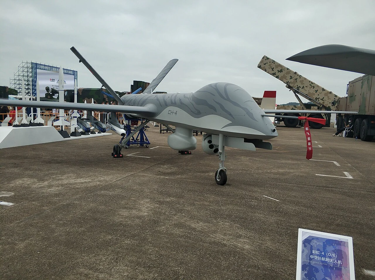 Drone CASC CH-4 Rainbow exposé lors d'un salon aérien