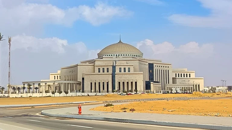 Sissi demande au Parlement l&rsquo;autorisation de défendre l&rsquo;Arabie saoudite ; le Conseil de défense promet « toutes les formes de soutien »