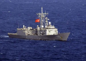 Le groupe naval turc déployé en Somalie fait voler le drone VTOL KALKAN lors de premiers essais en océan